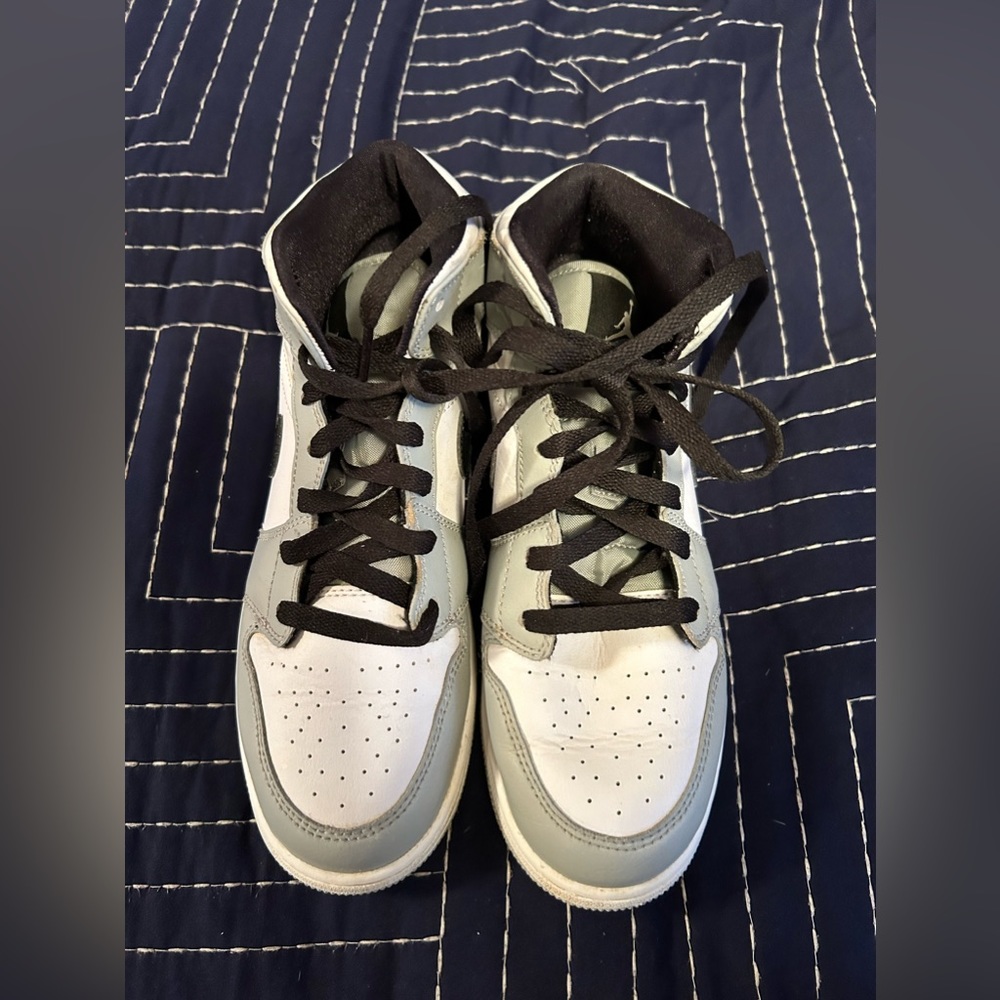 Jordan 1 Mid Light Smoke 2020